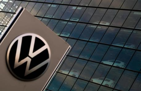 epa08008730 A Volkswagen (VW) logo in front of the Volkswagen Glaeserne Manufaktur (Transparent Factory) in Dresden, Germany, 19 November 2019. The German car automaker Volkswagen plans to invest 60 billion euros to switch production to electric and hybrid vehicles.  EPA/FILIP SINGER