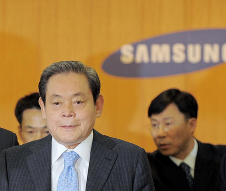 (FILES) In this file photo taken on April 22, 2008 Lee Kun-Hee (L), chairman of South Korea's largest group Samsung, arrives to hold a press conference as the vice chairman Lee Hak-Soo (R) is seen at the group's headquarters in Seoul. - Lee died on October 25 at the age of 78, the company said. (Photo by Jung Yeon-je / AFP)