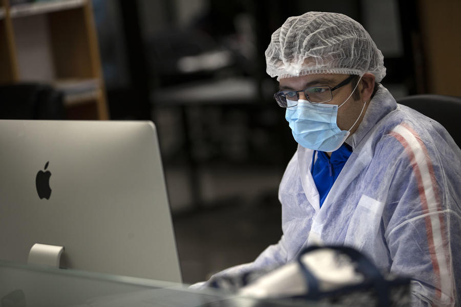 Dipendenti indossano mascherine e guanti protettivi a prevenzione della diffusione del Covid-19, durante il turno di lavoro, presso lo stabilimento industriale di packaging farmaceutico Eurpack di Aprilia, Roma. 21 aprile 2020
ANSA/MASSIMO PERCOSSI
