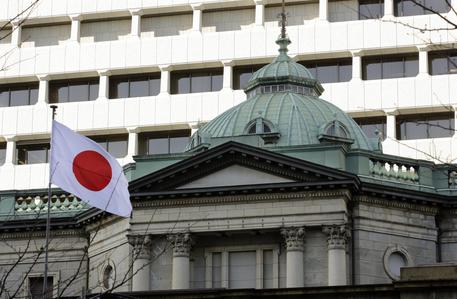 epa05762383 A Japanese national flag flies at the headquarters of the Bank of Japan (BOJ) in Tokyo, Japan, 31 January 2017. The BOJ decided on 31 January to maintain current monetary policy and announced raising outlook of the economic growth.  EPA/KIMIMASA MAYAMA