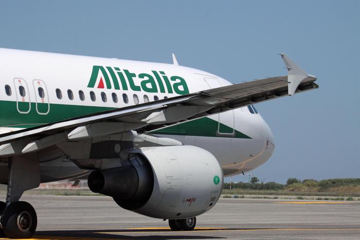 Un aereo dell'Alitalia in pista all'aeroporto Fiumicino di Roma, 8 agosto 2014. ANSA/TELENEWS