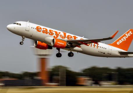 (FILES) In this file photo taken on August 25, 2017 an aircraft of British low-cost airline EasyJet takes off from Lille Airport in Lesquin, northern France. - Airline EasyJet said Thursday it would be able to withstand an extended period of paralysis in air traffic due to the novel coronavirus COVID-19, after taking several measures to strengthen its finances. (Photo by PHILIPPE HUGUEN / AFP)