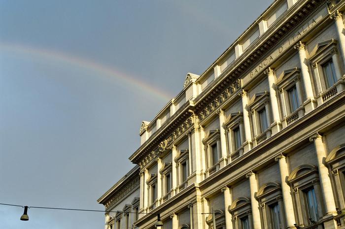 L'arcobaleno splende sopra sede della Banca d'Italia in via Nazionale a Roma, Palazzo Koch, in una foto diffusa dall'ufficio stampa, 24 settembre 2019. ANSA/UFFICIO STAMPA BANCA D'ITALIA
++ HO - NO SALES, EDITORIAL USE ONLY ++