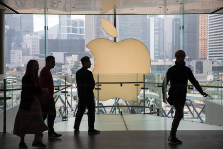 epa08612925 (FILE) - Shoppers walk past the Apple Inc. logo at an Apple Store in Hong Kong, China, 04 January 2019 (reissued 19 August 2020). US technology company Apple on 19 August 2020 surpassed a value of two trillion US dollar, regaining the position of the world's most valuable company.  EPA/JEROME FAVRE *** Local Caption *** 54873089