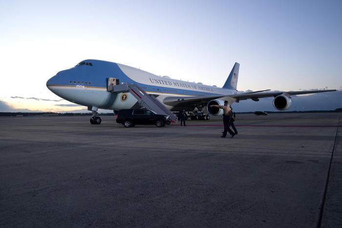epa08951296 Air Force One sits on the tarmac at Joint Base Andrews, Maryland, USA., 21 January 2021. Donald Trump departs Washington with Americans more politically divided and more likely to be out of work than when he arrived, while awaiting trial for his second impeachment.  EPA/STEFANI REYNOLDS / POOL