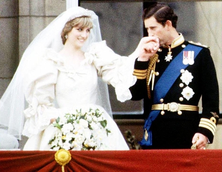 Il principe Carlo e lady Diana nel giorno del loro matrimonio, 29 luglio 1981, sul balcone di Buckingham Palace. ANSA