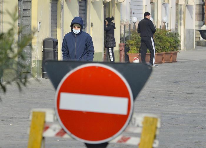 People wearing a protective face mask in Codogno, one the northern Italian towns placed under lockdown due to the new coronavirus outbreak, 23 February 2020. Two deaths from the new coronavirus sparked fears throughout northern Italy on Saturday, as about 50,000 people were poised for a weeks-long lockdown imposed by authorities trying to halt a further increase in infections. Italy on Friday became the first country in Europe to report the death of one of its own nationals from the virus, triggering travel restrictions on about a dozen towns where the number of people contaminated has continued to rise. ANSA / Andrea Fasani