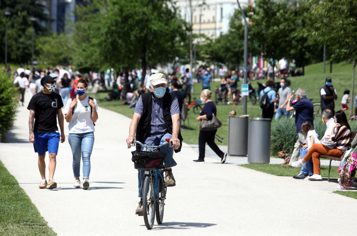 People walk, ride bycicle and relax while enjoying a sunny day inside the 'Parco di CityLife' park during the so-called phase 2 of the coronavirus emergency, in Milan, northern Italy, 24 May 2020. Italy, like several other countries around the world, is gradually easing COVID-19 lockdown restrictions in an effort to restart its economy and help people in their daily routines after the outbreak of coronavirus pandemic.
ANSA/ MATTEO BAZZI