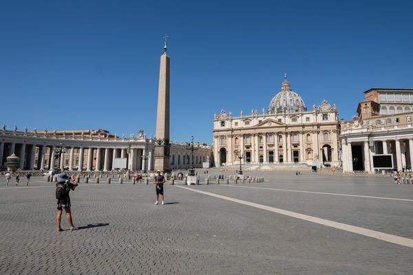 Pochi turisti in piazza San Pietro, Roma 6 luglio 2020.
ANSA/ALESSANDRO DI MEO