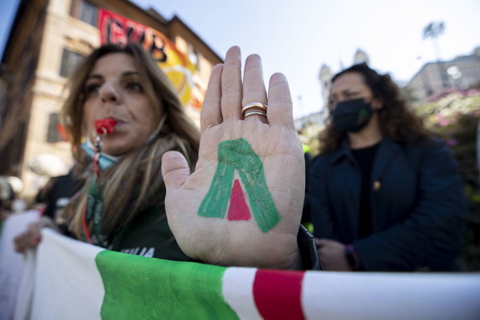 epaselect epa09149022 Italian airline Alitalia employees protest during a demonstration against plans to revamp Alitalia, in Rome, Italy, 21 April 2021. The Italian government is in negotiations with EU authorities to overhaul the flag carrier Alitalia to a state-owned airline ITA.  EPA/MASSIMO PERCOSSI