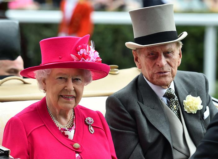 (FILES) In this file photo taken on June 16, 2015 Britain's Queen Elizabeth II (L) and Britain's Prince Philip, Duke of Edinburgh (R) arrive by horse-drawn carriage on the first day of the annual Royal Ascot horse racing event near Windsor, Berkshire. - Queen Elizabeth II's husband Prince Philip, who recently spent more than a month in hospital and underwent a heart procedure, died on April 9, 2021, Buckingham Palace announced. He was 99. (Photo by Ben STANSALL / AFP)