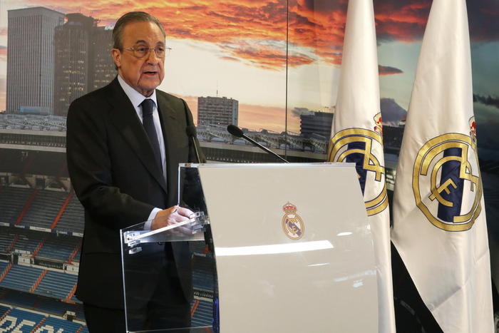 epa08077333 Real Madrid's President Florentino Perez offers a speech during the club's traditional Christmas toast at the Santiago Bernabeu stadium in Madrid, Spain, 17 December 2019.  EPA/ANGEL DIAZ