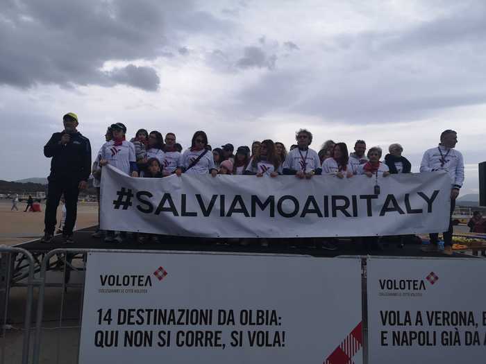 Manifestazione lavoratori Air Italy a Olbia durante evento Airport Run nello scalo Costa Smeralda chiuso per lavori