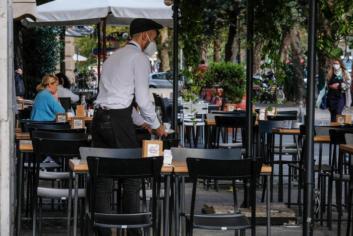 Un ristorante semi-deserto all'ora di pranzo nel quartiere Prati, Roma, 27 ottobre 2020. ANSA/ALESSANDRO DI MEO