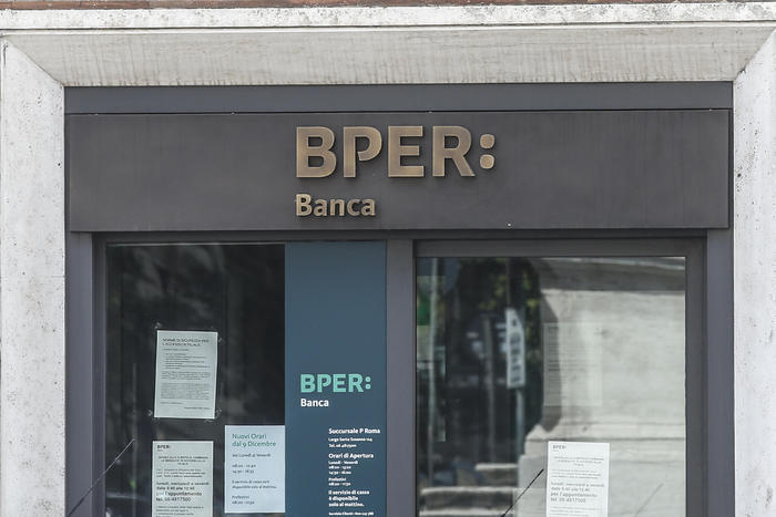 Una filiale della BPER: Banca a Roma 16 aprile 2020. ANSA / FABIO FRUSTACI