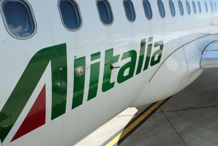 Un aereo Alitalia in sosta all'aeroporto Leonardo da Vinci,  Fiumicino (Roma), 16 aprile 2021. ANSA/ TELENEWS