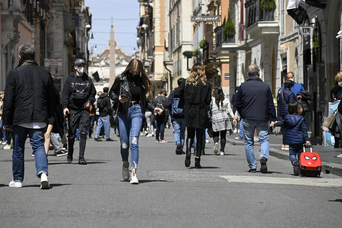 Persone a passeggio e per lo shopping a via del Corso nel centro di Roma in attesa delle riaperture previste a partire dal prossimo mese, Roma, 17 aprile 2021. ANSA/RICCARDO ANTIMIANI