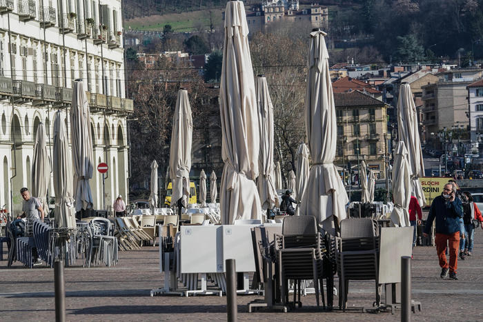 I bar e i ristoranti rimangono chiusi nel centro città  nel primo giorno di zona arancione a Torino, 1 marzo 2021. ANSA/TINO ROMANO