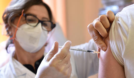 Prime vaccinazioni anti covid 19 in Piemonte somminstrate presso lÂ’ospedale Mauriziano, Torino, 27 dicembre 2020 ANSA/ALESSANDRO DI MARCO