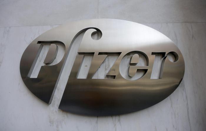 epa05054872 A logo outside Pfizer headquarters in New York, New York, USA, 04 December 2015. New York-based Pfizer Inc. and Dublin, Ireland-based Allergan plc on 23 November 2015 announced that the two companies have entered a 160 billion USD merger agreement, creating world's largest pharmaceutical company.  EPA/ANDREW GOMBERT