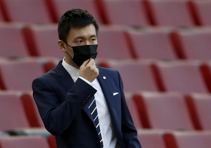 epa08616790 President of Inter Milan, Zhang Kangyang, wearing a protective face mask, arrives for the UEFA Europa League final match between Sevilla FC and Inter Milan in Cologne, Germany 21 August 2020.  EPA/Lars Baron / POOL