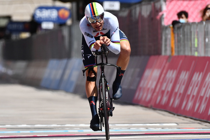 epa09236853 Italian rider Filippo Ganna of Ineos Grenadiers team crosses the finish line of the 21st stage of the 2021 Giro d'Italia cycling race, an individual time trial over 30,3km from Senago to Milan, Italy, 30 May 2021.  EPA/LUCA ZENNARO