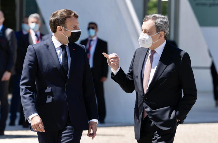 Italy Prime Minister Mario Draghi (R) talking with French President of the Republic Emmanuel Macron (L) during the 2nd day of the EU Social Summit at the Palacio de Cristal in Porto, Portugal, 08 May 2021.  ANSA/FILIPPO ATTILI/US PALAZZO CHIGI  +++ ANSA PROVIDES ACCESS TO THIS HANDOUT PHOTO TO BE USED SOLELY TO ILLUSTRATE NEWS REPORTING OR COMMENTARY ON THE FACTS OR EVENTS DEPICTED IN THIS IMAGE; NO ARCHIVING; NO LICENSING +++
