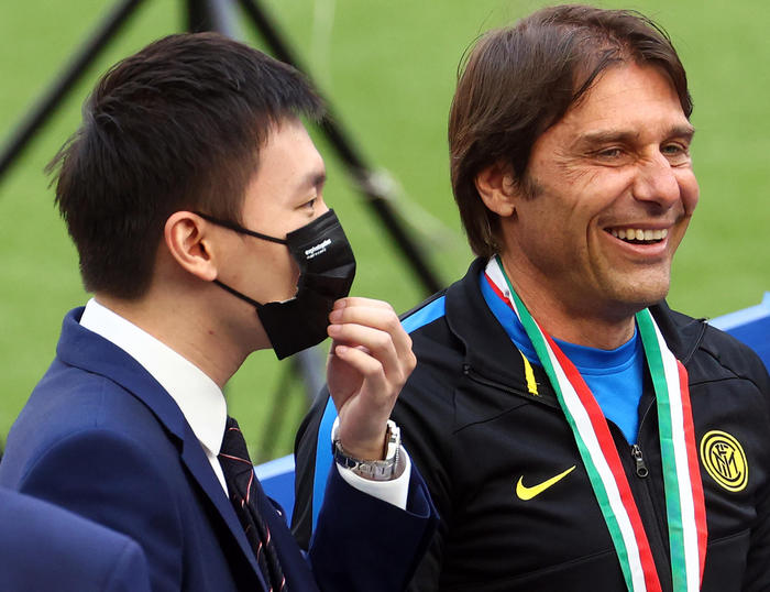 This file picture, dated 23 May 2021, shows Fc Inter President Steven Zhang (L) and head coach Antonio Conte during the award ceremony of the Scudetto trophy at the end of the Italian serie A soccer match between FC Inter and Udinese at Giuseppe Meazza stadium in Milan, Italy.  ANSA / MATTEO BAZZI