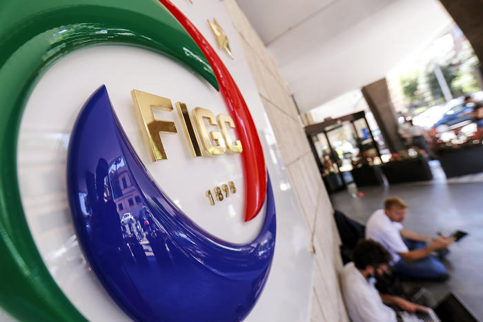 Il logo all'ingresso della sede della Figc (Federazione Italiana Gioco Calcio) il 25 giugno 2020. ANSA/RICCARDO ANTIMIANI