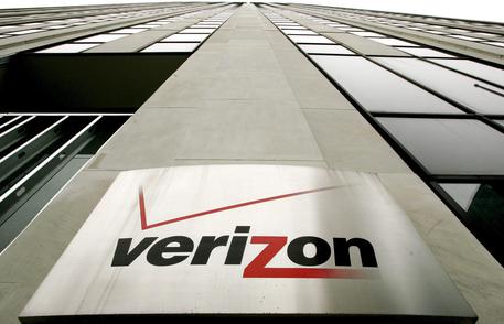 epa05249027 (FILE) A file picture dated 12 April 2006 shows a logo sign at the Verizon buildings in New York, New York, USA. According to reports on 08 April 2016, Verizon Communications Inc. is ready to make a bid for Yahoo Inc.'s Web business next week. Google is likewise weighing the possibility of seeking to acquire Yahoo's core business, media said.  EPA/JUSTIN LANE