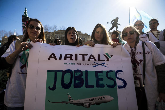 La manifestazione dei lavoratori di AirItaly davanti il Ministero dei Trasporti durante l'incontro dei sindacati con la ministra delle Infrastrutture e Trasporti Paola De Micheli, Roma, 20 febbraio 2020. ANSA/ANGELO CARCONI