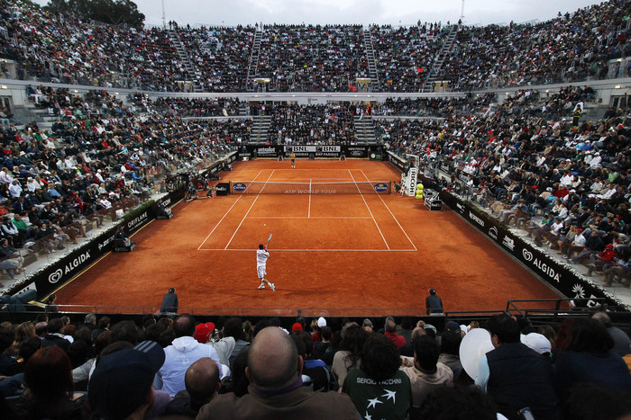 Il tennista serbo Novak Djokovic (in basso) durante la finale degli Internazionali BNL d'Italia contro lo spagnolo Rafael Nadal, oggi 15 maggio 2011 a Roma.
ANSA/ALESSANDRO DI MEO