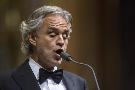 epa07019981 (FILE) - Italian tenor Andrea Bocelli performs during his free concert in St. Stephen's Basilica in Budapest, Hungary, 05 November 2016 (reissued 14 September 2018). Andrea Bocelli turns 60 on 22 September 2018.  EPA/ZSOLT SZIGETVARY HUNGARY OUT *** Local Caption *** 54533615