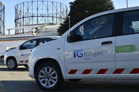 Nuova flotta Panda a metano FCA-Leasys per Italgas davanti al gasometro, in una foto diffusa dall'ufficio stampa, 23 settembre 2019. ANSA/ITALGAS