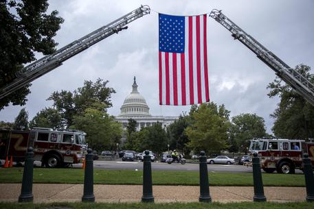 epa05560550 An American flag is suspended from fire department ladder trucks during a successful veto override vote in the Senate at the US Capitol in Washington, DC, USA, 28 September 2016. The Senate voted 97-1 to override President Obama's veto of legislation allowing families of the victims of the 9/11 attacks to sue the government of Saudi Arabia.  EPA/SHAWN THEW