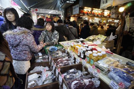 epa04003753 Customers shop at the Tsukiji market crowded with year-end shoppers in Tokyo, Japan, 30 December 2013. As Japan enters into the yearend holidays, people are shopping to prepare for the New Year celebrations.  EPA/FRANCK ROBICHON