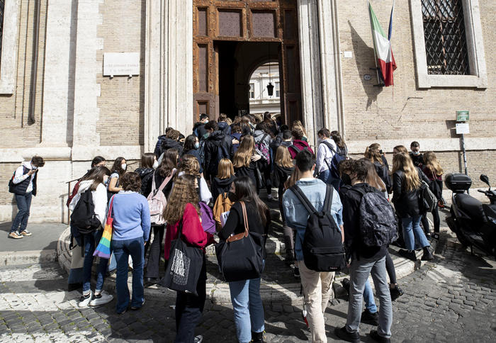 Students enter Visconti High School on the first day of reopening, after the covid-19 pandemic Orange to yellow area in Rome, Italy, 26 April 2021.  
ANSA/MASSIMO PERCOSSI