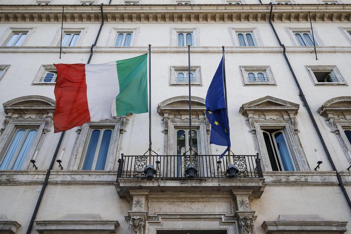 La bandiera italiana si muove al vento (s) e la bandiera europea ferma annodata all'asta, durante la riunione odierna del Consiglio dei ministri a palazzo Chigi, Roma, 1 luglio 2019. ANSA/GIUSEPPE LAMI