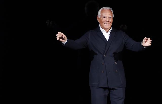 Italian fashion designer Giorgio Armani acknowledges the applause of the audience after presenting his Fall/Winter 2015/16 Men's Collection during the Milan Fashion Week, in Milan, Italy, 20 January 2015. The fashion week runs from 17 to 20 January. ANSA/DANIEL DAL ZENNARO