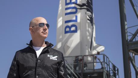 Jeff Bezos, fondatore di Amazon, inizierà  a testare voli nello spazio con persone a bordo dall'anno prossimo e, se tutto andrà  bene, i primi turisti paganti, a gruppi di sei, potranno sperimentare un breve volo spaziale già  nel 2018. L'imprenditore ha aperto ai giornalisti le porte del quartier generale della sua azienda
spaziale Blue Origin, nei dintorni di Seattle (Usa), 9 marzo 2016 ANSA/ US BLUE ORIGIN +++ ANSA PROVIDES ACCESS TO THIS HANDOUT PHOTO TO BE USED SOLELY TO ILLUSTRATE NEWS REPORTING OR COMMENTARY ON THE FACTS OR EVENTS DEPICTED IN THIS IMAGE; NO ARCHIVING; NO LICENSING +++