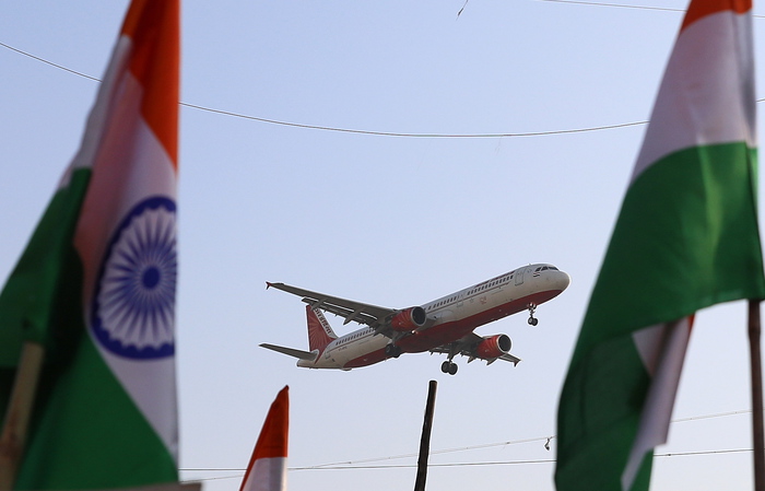 epa08897369 (FILE) - An Airbus A321-211 of Indian carrier Air India approaches for landing at Chhatrapati Shivaji Maharaj International Airport, in Mumbai, India, 18 January 2020 (reissued 21 December 2020). India is suspending all flights to and from the UK starting 22 December until 31 December in the light a mutated, more contagious  coronavirus strain.  EPA/DIVYAKANT SOLANKI *** Local Caption *** 55778706