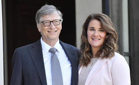 epa09176353 (FILE) - Microsoft Co-founder and philanthropist Bill Gates (L) and his wife Melinda Gates (R), Co-Chair of the Bill and Melinda Gates Foundation, arrive at the Elysee Palace to receive the French Legion of Honor medal, in Paris, France, 21 April 2017 (reissued 03 May 2021). Bill and Melinda Gates are splitting up after 27 years of marriage, Bill Gates announced on 03 May 2021 in a tweet.  EPA/JULIEN DE ROSA *** Local Caption *** 53469750