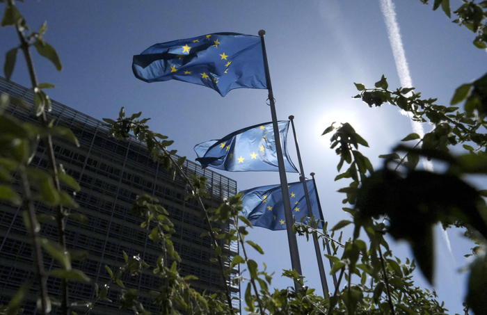epa08449579 A view of green plants and EU flags outside the European Commission headquarters in Brussels, Belgium, 28 May 2020. The European Commission presented on the day the EU budget for recovery and European green deal.  EPA/OLIVIER HOSLET
