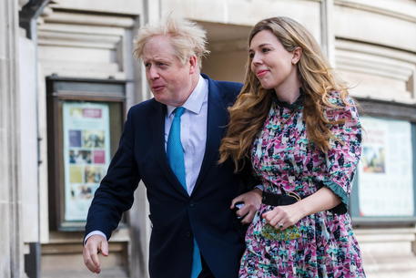 epa09180229 Britain's Prime Minster Boris Johnson (L) and his partner Carrie Symonds arrive at a polling station to cast their votes for the local elections in London, Britain, 06 May 2021. Britons go to the polls on 06 May 2021 to vote in local and mayoral elections.  EPA/VICKIE FLORES