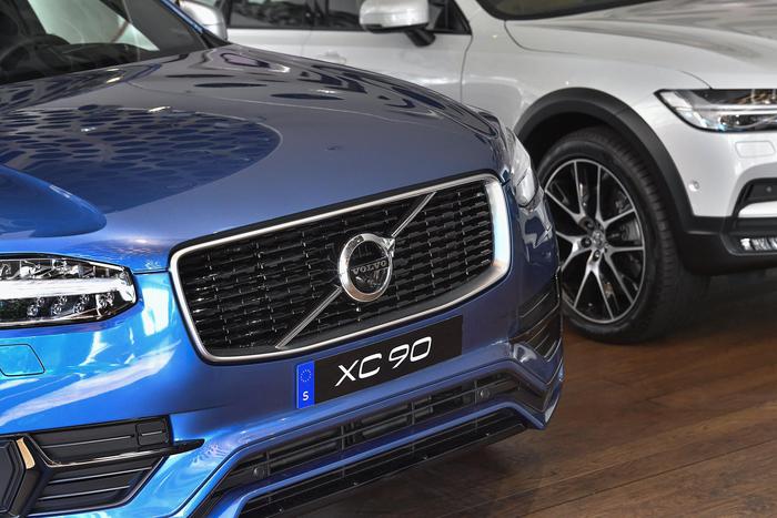 epa06067349 A Volvo XC 90 stands at Volvo Cars Showroom in Stockholm, Sweden, 05 July 2017. Swedish carmaker Volvo on 05 July 2017 announce it will stop producing vehicles with combustion engines from 2019 on and exclusively produce hybrid and electric-powered vehicles.  EPA/Jonas Ekstromer SWEDEN OUT