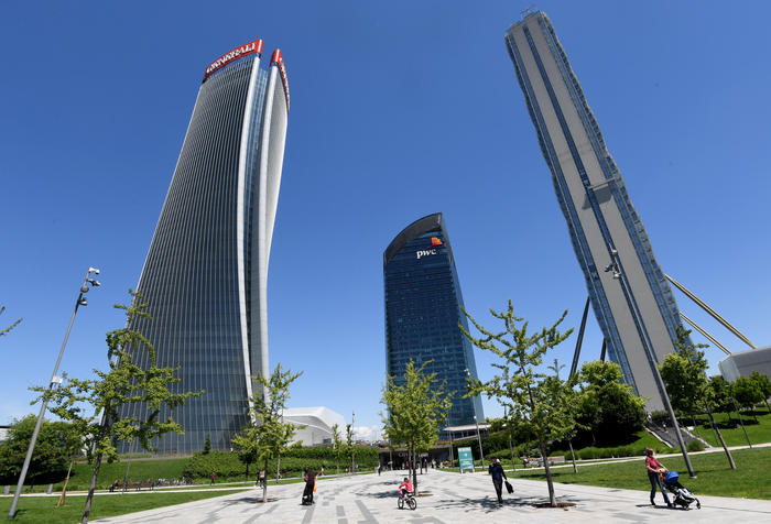 La Torre Hadid o Torre Generali, sede degli uffici di Milano del Gruppo, Milano,18 maggio 2021. Il gruppo Generali conferma l'obiettivo di una crescita annua composta 2018-2021 degli utili per azione tra il 6% e l'8%. La compagnia prevede inoltre un Roe atteso del 2021 maggiore dell'11,5%, e un obiettivo di dividendi cumulati 2019-2021 tra 4,5 e 5 miliardi, subordinatamente al contesto regolatorio. ANSA/DANIEL DAL ZENNARO