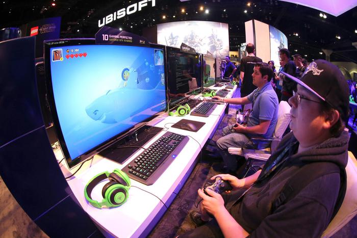 Attendees play at Lego Worlds video game at the E3 (Electronic Entertainment Expo) in Los Angeles, California, USA, 14 June 2016. 
ANSA/MIKE NELSON