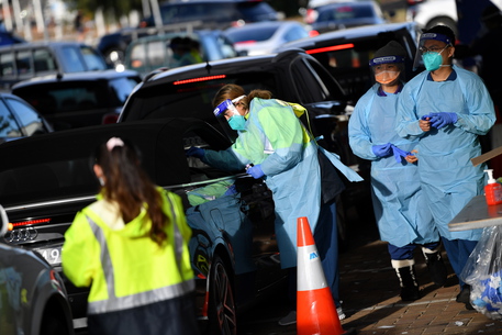 epa09292558 Health workers at a COVID-19 drive-thru testing facility at Bondi in Sydney, Australia, 22 June 2021. As of 22 June, New South Wales (NSW) had recorded 10 new local cases of COVID-19 lifting the number of infections linked to Sydney's Bondi cluster to 21.  EPA/JOEL CARRETT AUSTRALIA AND NEW ZEALAND OUT