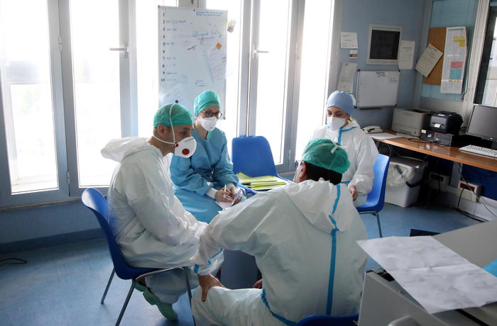 Medici del reparto di terapia intensiva CoVid19 dell'ospedale di Cremona, 30 aprile 2020.
ANSA/SIMONE VENEZIA