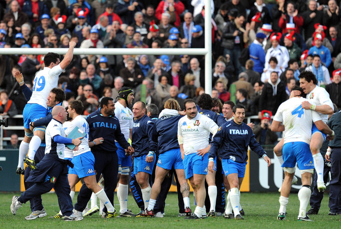 L'esultanza dei giocatori dell'Italia al termine del match del torneo Sei Nazioni di rugby vinto contro la Francia, oggi 12 febbraio 2011 allo stadio Flaminio di Roma.      ANSA / ETTORE FERRARI